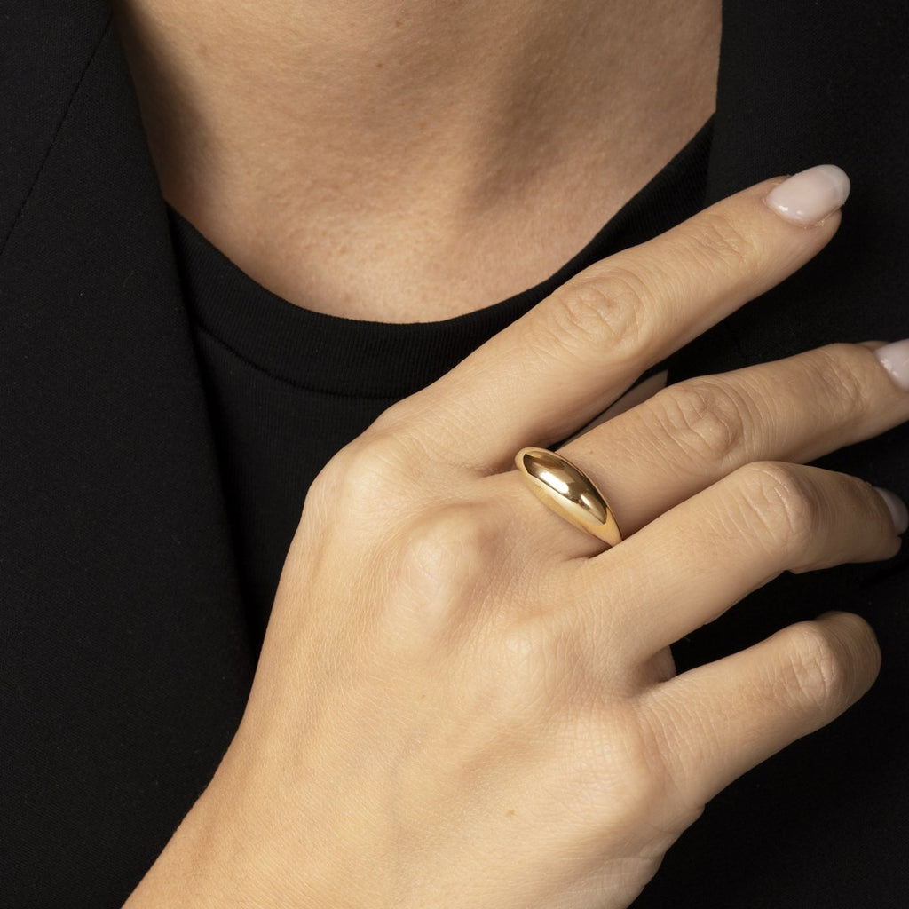 Modell bär Arcus Ring i 14K guld – subtil styling med svart kavaj.