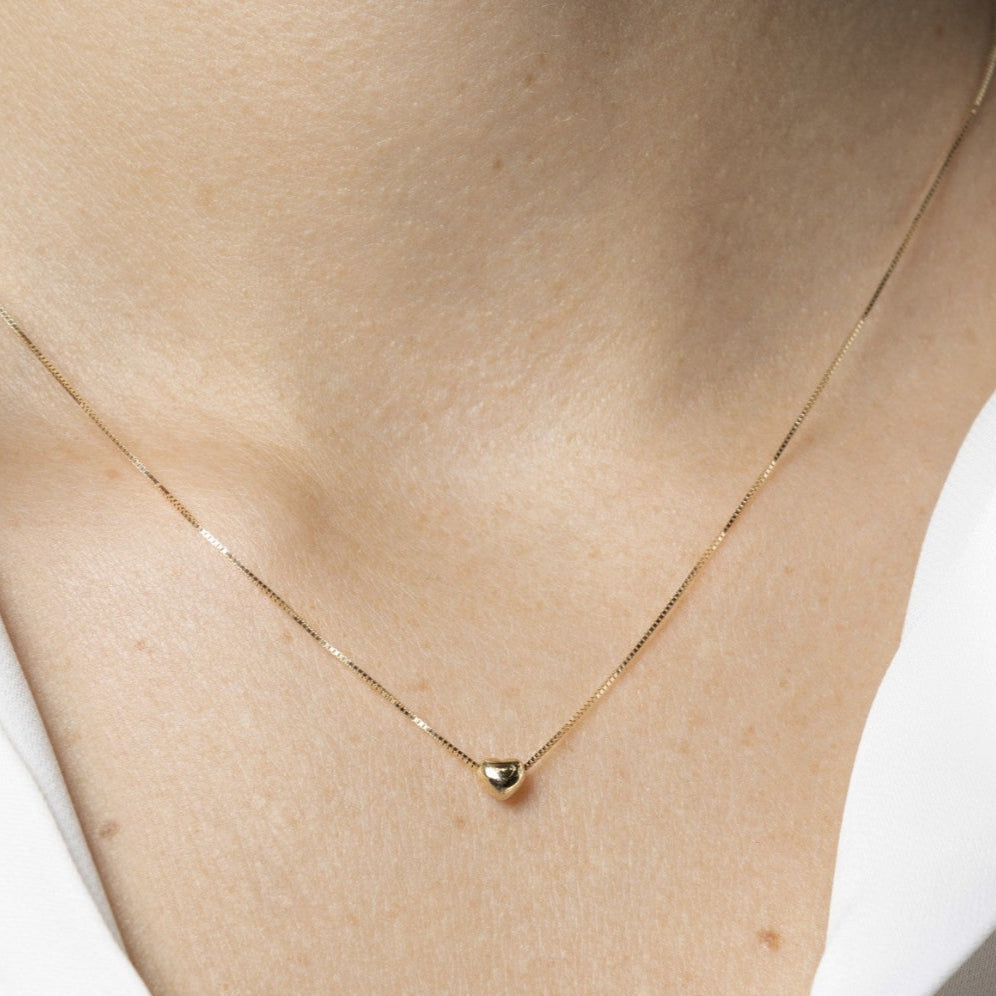 Innersta hjärta halsband i 14K massivt guld från Nock Studios – ett minimalistiskt hjärtsmycke i svensk design, symbol för närhet och självkärlek.