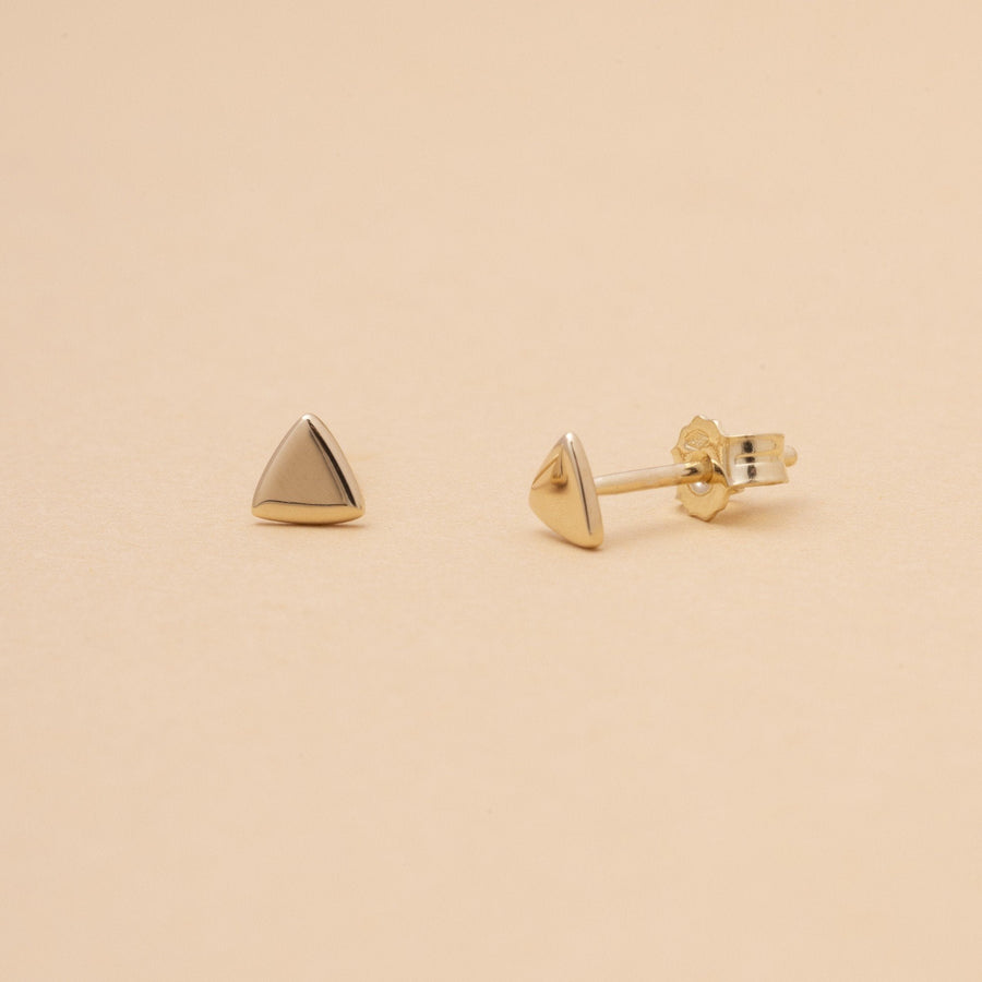 Altare – triangelformade stiftörhängen i 14K massivt guld. En minimalistisk hyllning till det som är heligt i vardagen. Symbol för riktning, balans och cirkulärt värde.