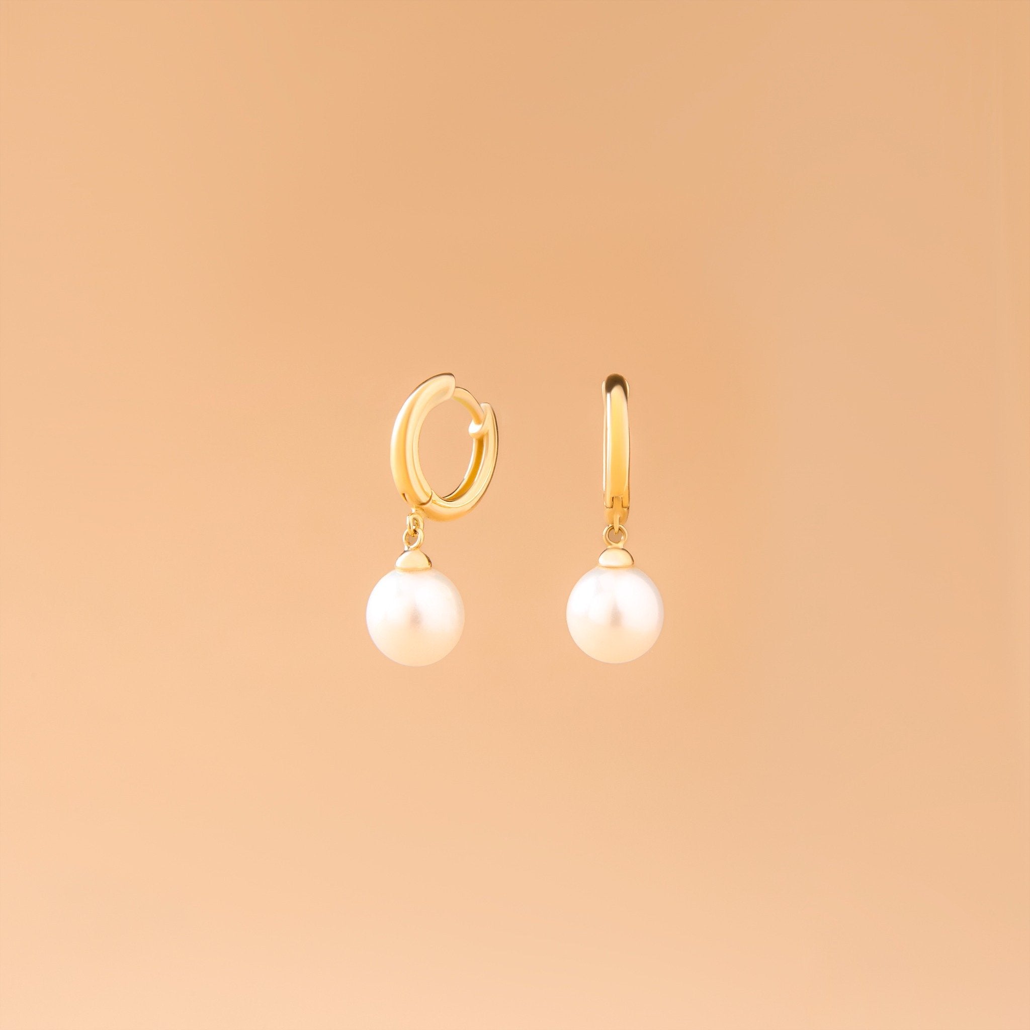Kvinna – Pärlörhängen i 14K guld med sötvattenspärla – bröllopssmycken från Nock Studios.
