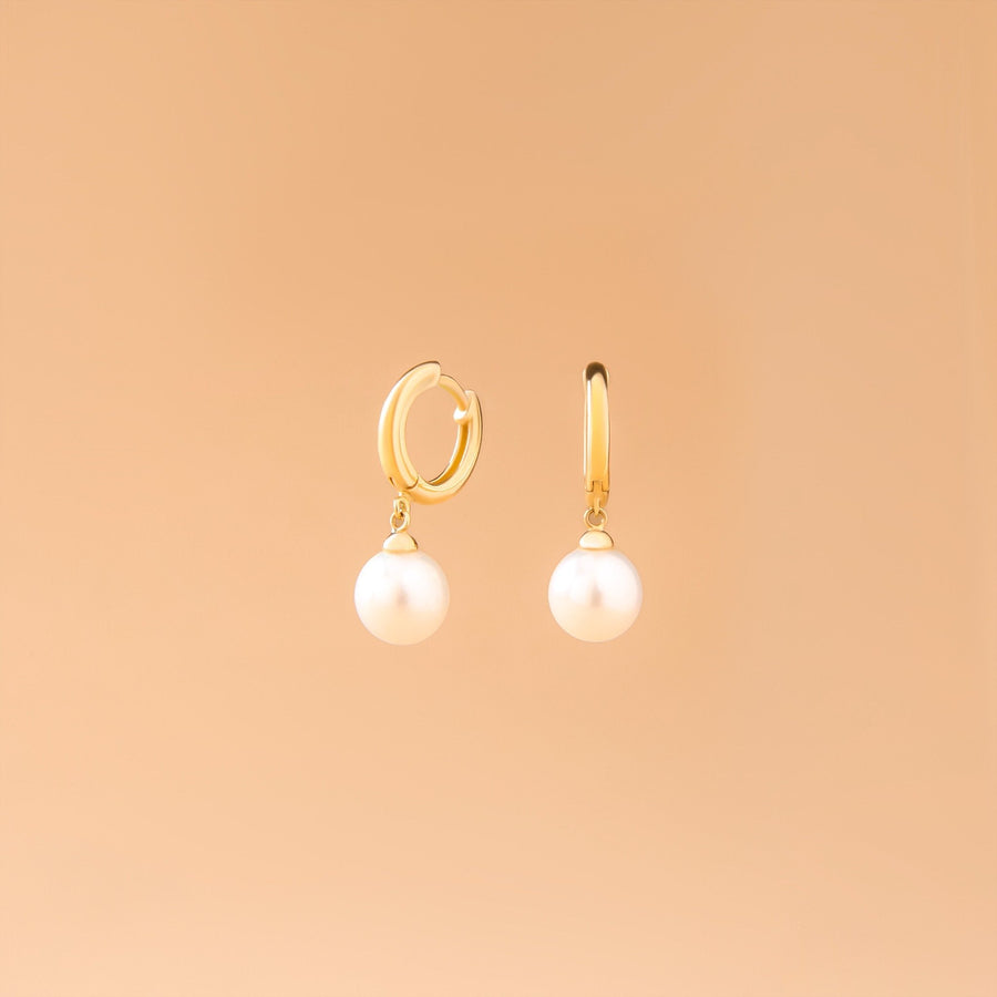 Kvinna – Pärlörhängen i 14K guld med sötvattenspärla – bröllopssmycken från Nock Studios.