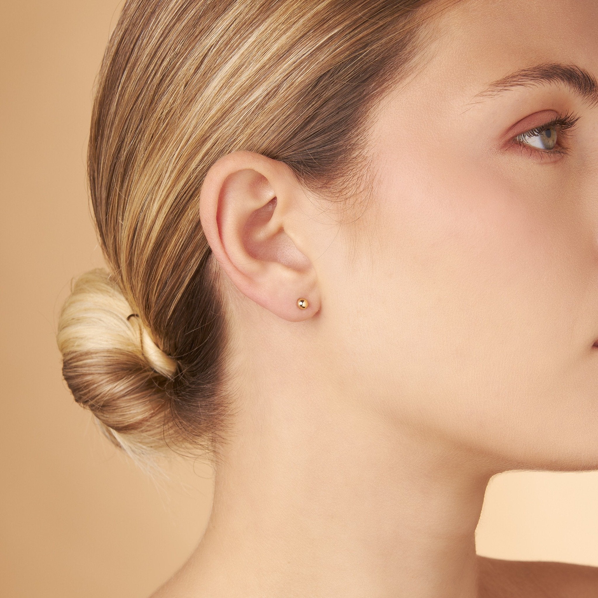 Nock sfär 3mm studs. 14K massivt guld bär på en styrka och äkthet som guldpläterade smycken aldrig kan matcha. Med stämpeln 585 blir varje smycke en investering – skapat för att älskas, bäras och en dag gå vidare till nästa generation.