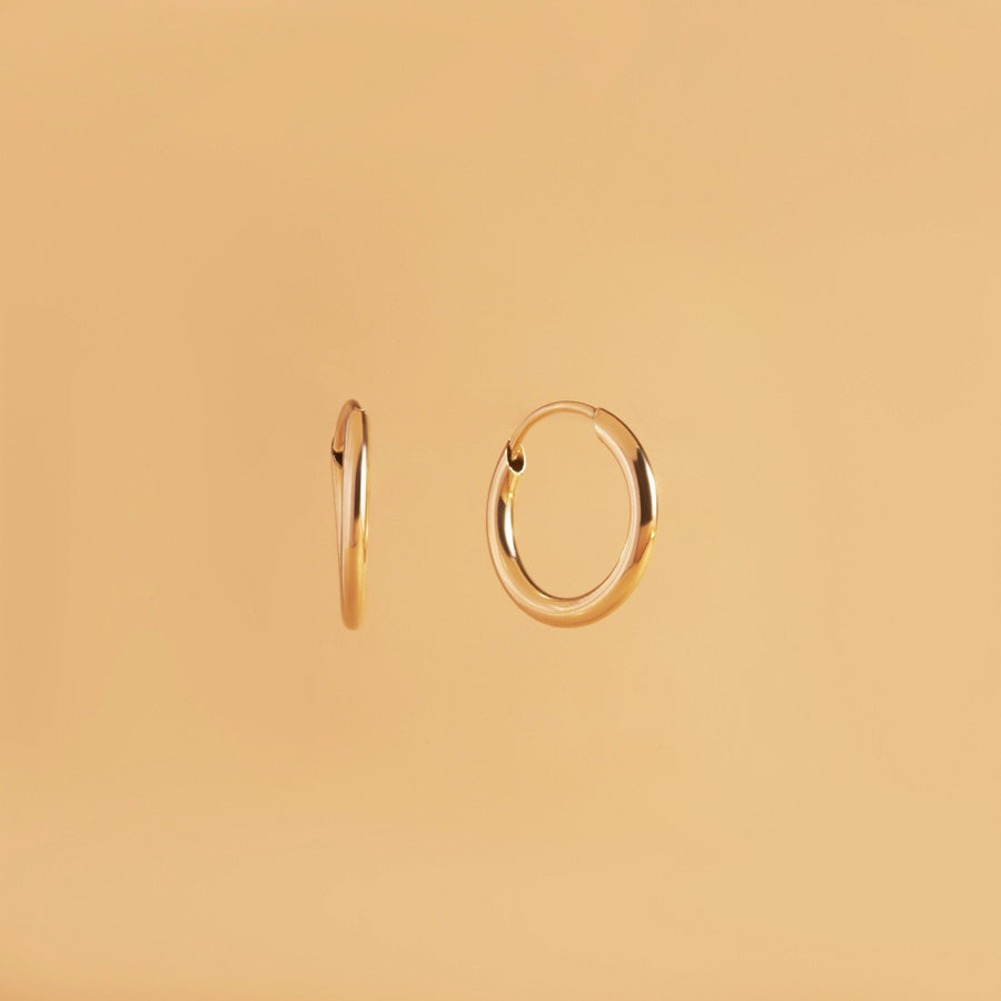 Nock Hoops 12 mm i 14K guld från Nock Studios – tidlösa örhängen för vardagen och framtiden, en del av smyckesboomen i 14K guld.