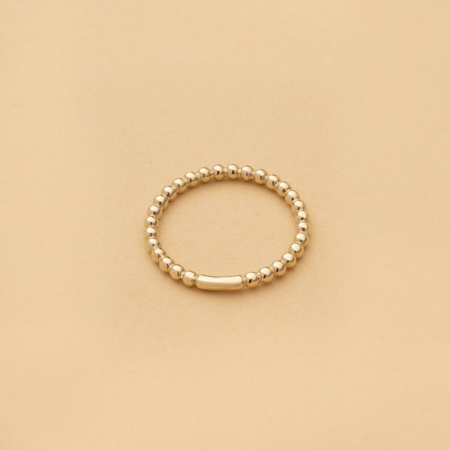 Sfärisk ring i 14K massivt guld med mjuk form, utformad för vardagligt bärande och naturligt åldrande över tid.