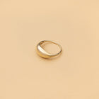 Arcus Ring i 14K guld – platt produktbild på beige bakgrund från Nock Studios.

