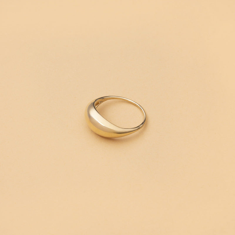 Arcus Ring i 14K guld – platt produktbild på beige bakgrund från Nock Studios.

