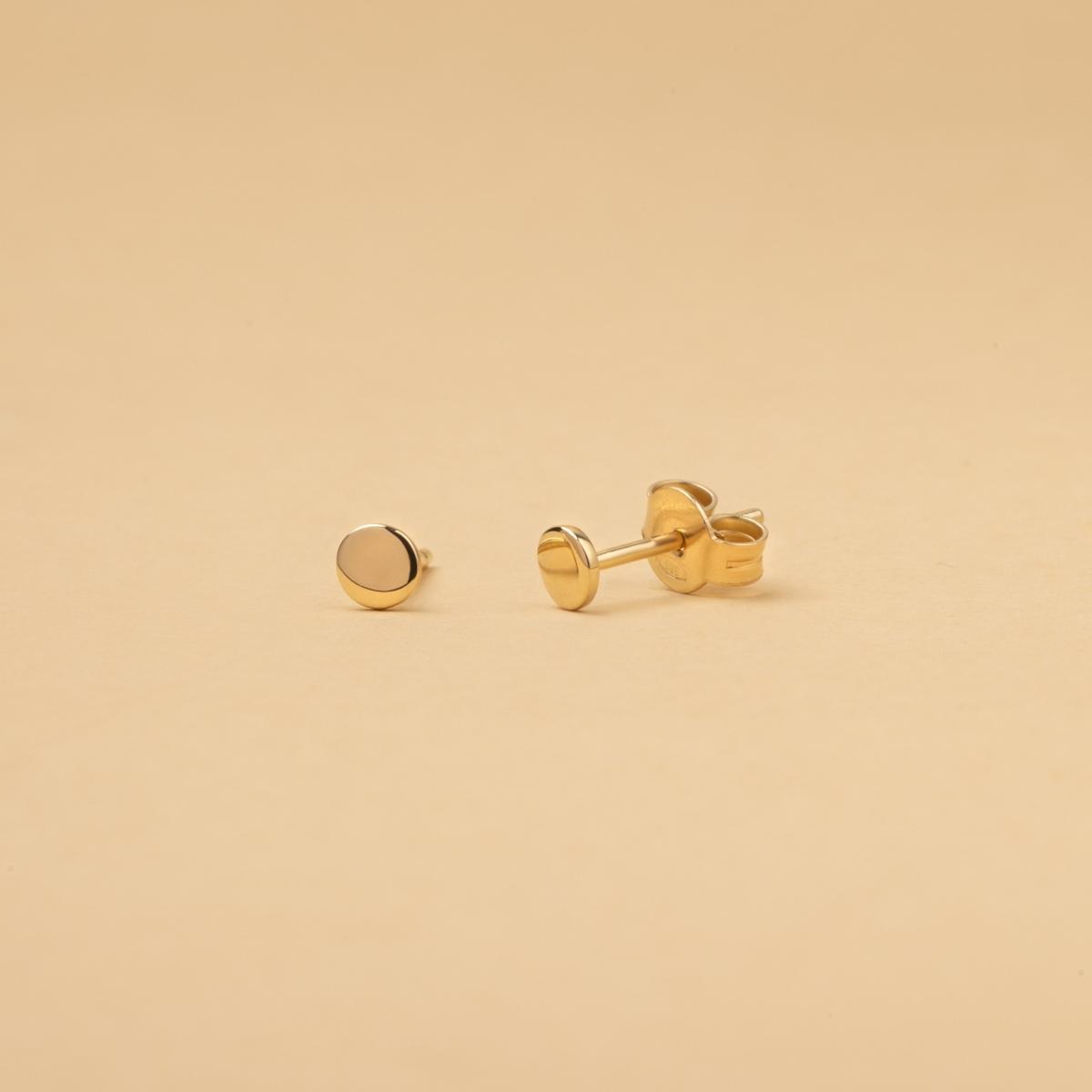 Gyllene Cirkel örhängen i 14K guld – minimalistiska stiftörhängen med rund form och symbolik. För kvinnor som bär klarhet och balans.