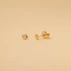Gyllene Cirkel örhängen i 14K guld – minimalistiska stiftörhängen med rund form och symbolik. För kvinnor som bär klarhet och balans.