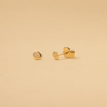 Gyllene Cirkel örhängen i 14K guld – minimalistiska stiftörhängen med rund form och symbolik. För kvinnor som bär klarhet och balans.
