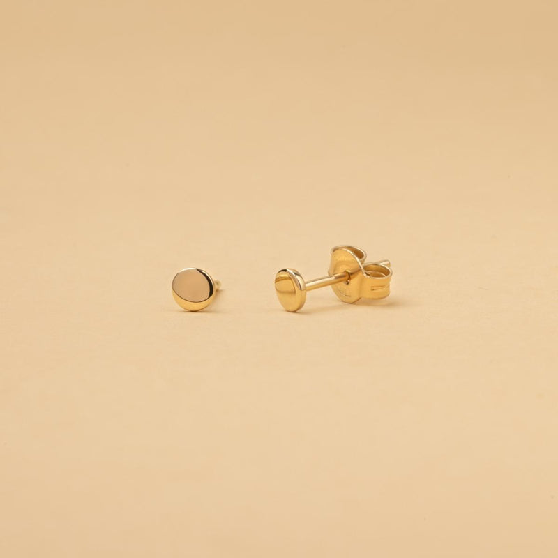 Gyllene Cirkel örhängen i 14K guld – minimalistiska stiftörhängen med rund form och symbolik. För kvinnor som bär klarhet och balans.