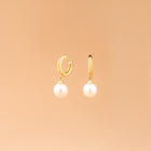 Pärlörhängen i 14K guld med äkta sötvattenspärla – elegant och tidlös design från Nock Studios.