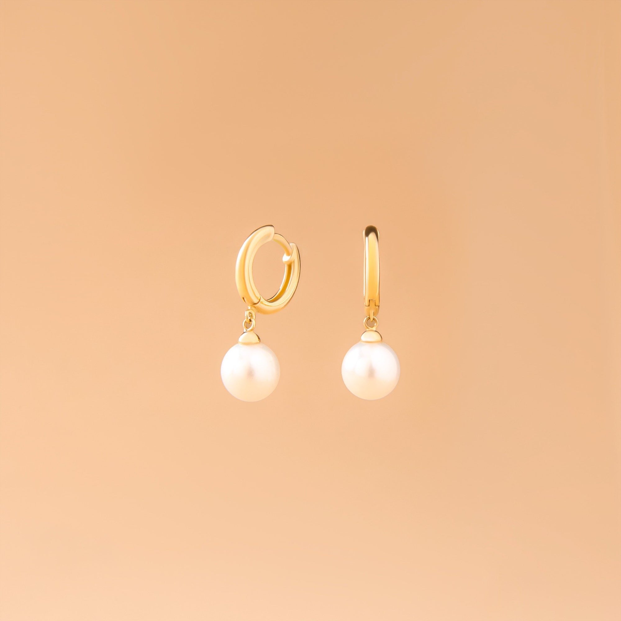 Pärlörhängen i 14K guld med äkta sötvattenspärla – elegant och tidlös design från Nock Studios.
