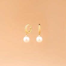 Pärlörhängen i 14K guld med äkta sötvattenspärla – elegant och tidlös design från Nock Studios.