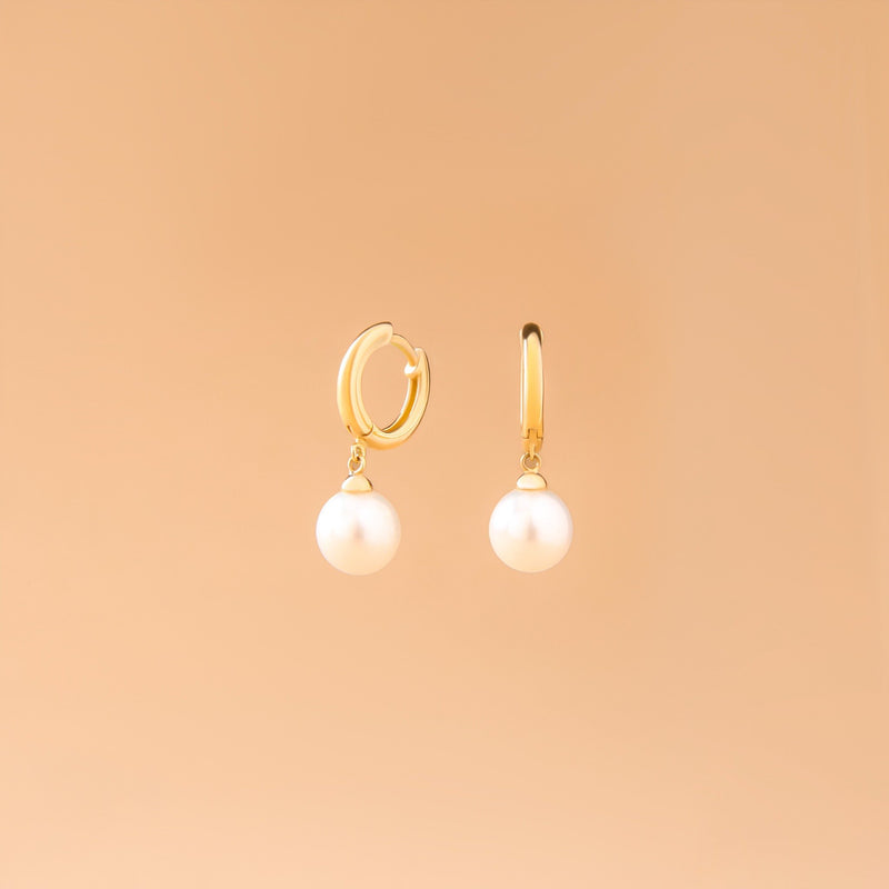 Pärlörhängen i 14K guld med äkta sötvattenspärla – elegant och tidlös design från Nock Studios.