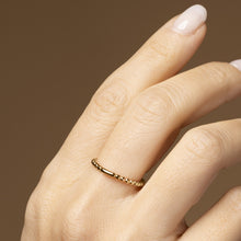 Lätta viskningar – sfärisk ring i 14K guld på hand, minimalistisk och taktil design från Nock Studios.