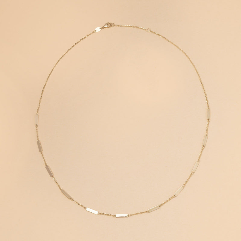 Momentum Halsband i 14K massivt guld från Nock Studios – minimalistisk design med rektangulära detaljer.