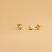 Nock Sfär 3 mm – sfäriska stiftörhängen i 14K guld. Subtil och minimalistisk design perfekt för stacking eller att bäras solo.