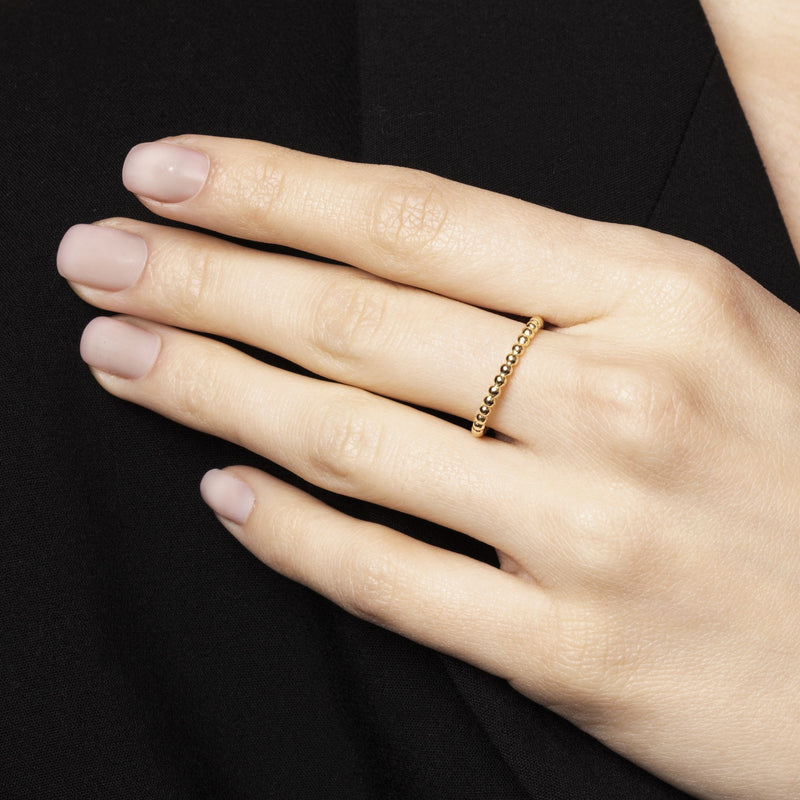 Sfärisk Ring i 14K guld – en minimalistisk och symbolisk design med sfäriska detaljer och en rektangulär paus.