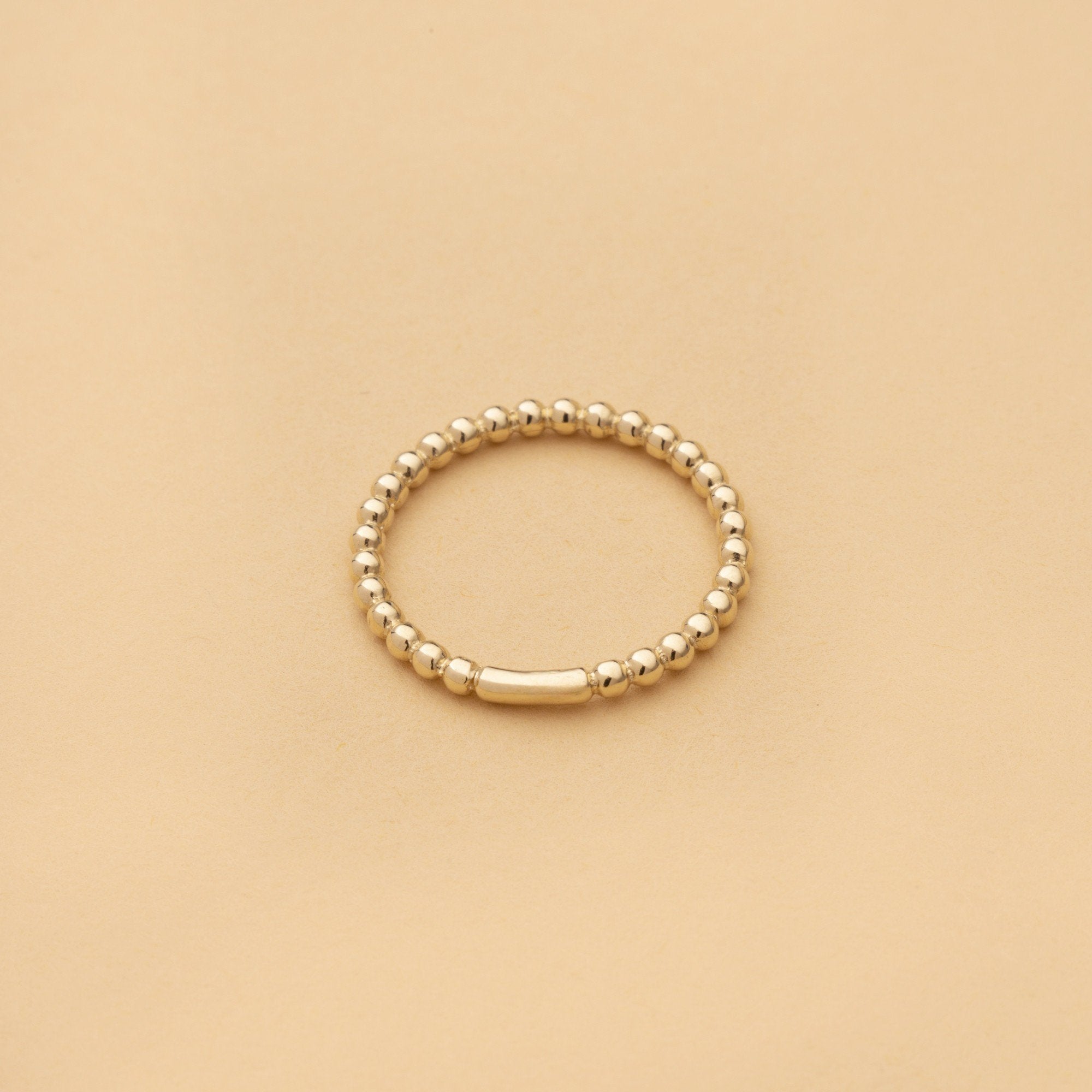 Lätta viskningar i 14K massivt guld – sfärisk ring med guldbubblor från Nock Studios. Minimalistiskt smycke för kvinnor.