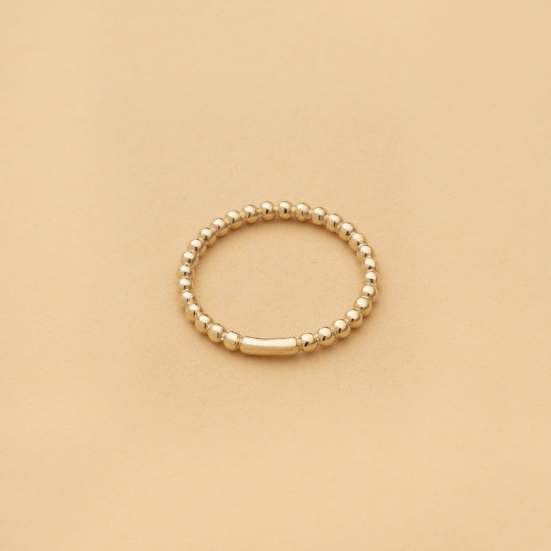 Lätta viskningar i 14K massivt guld – sfärisk ring med guldbubblor från Nock Studios. Minimalistiskt smycke för kvinnor.