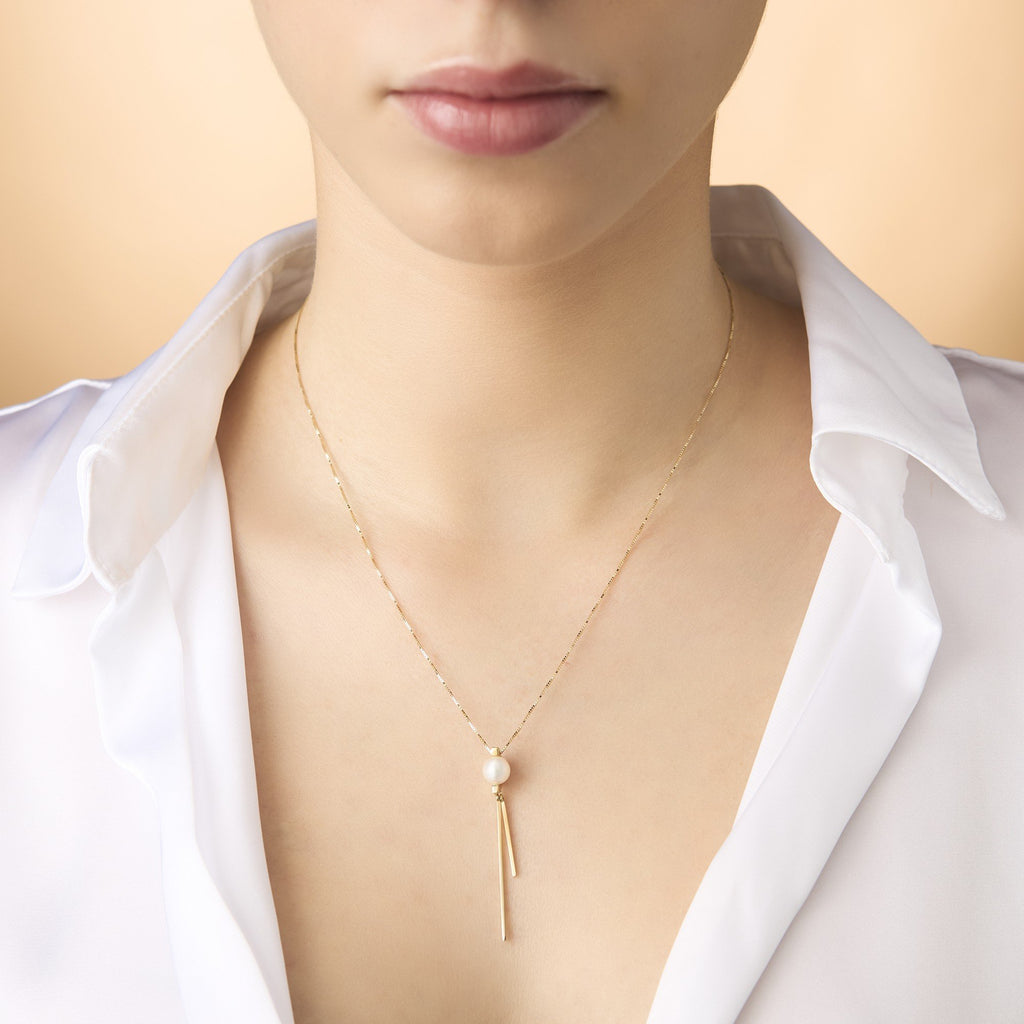 Tick & Tack Halsband i 14K Guld – styling med vit skjorta, visuell tolkning av tid